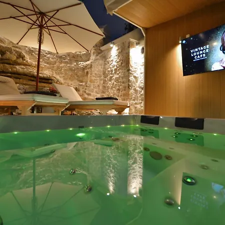 Sea-Front Jacuzzi & Garden Luxury 
