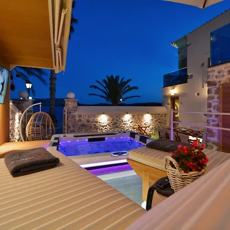 Sea-Front Jacuzzi & Garden Luxury 
